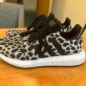 Adidas Swift Run Women’s sneaker Raw white/core black/ carbon size 7. Worn once
